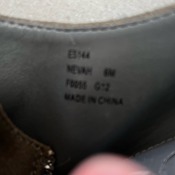 GREY SUEDE AND PATENT LEATHER SHOOTIES - Picture 9 of 9